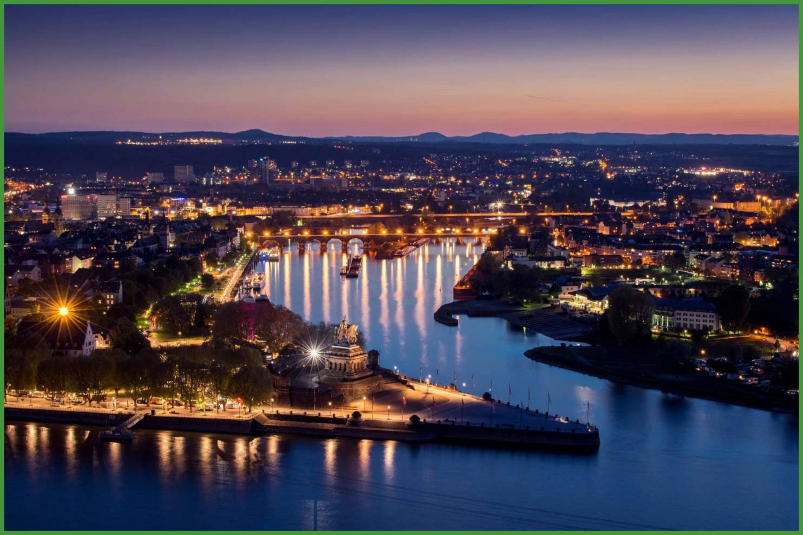 Deutsches Eck bei Nacht